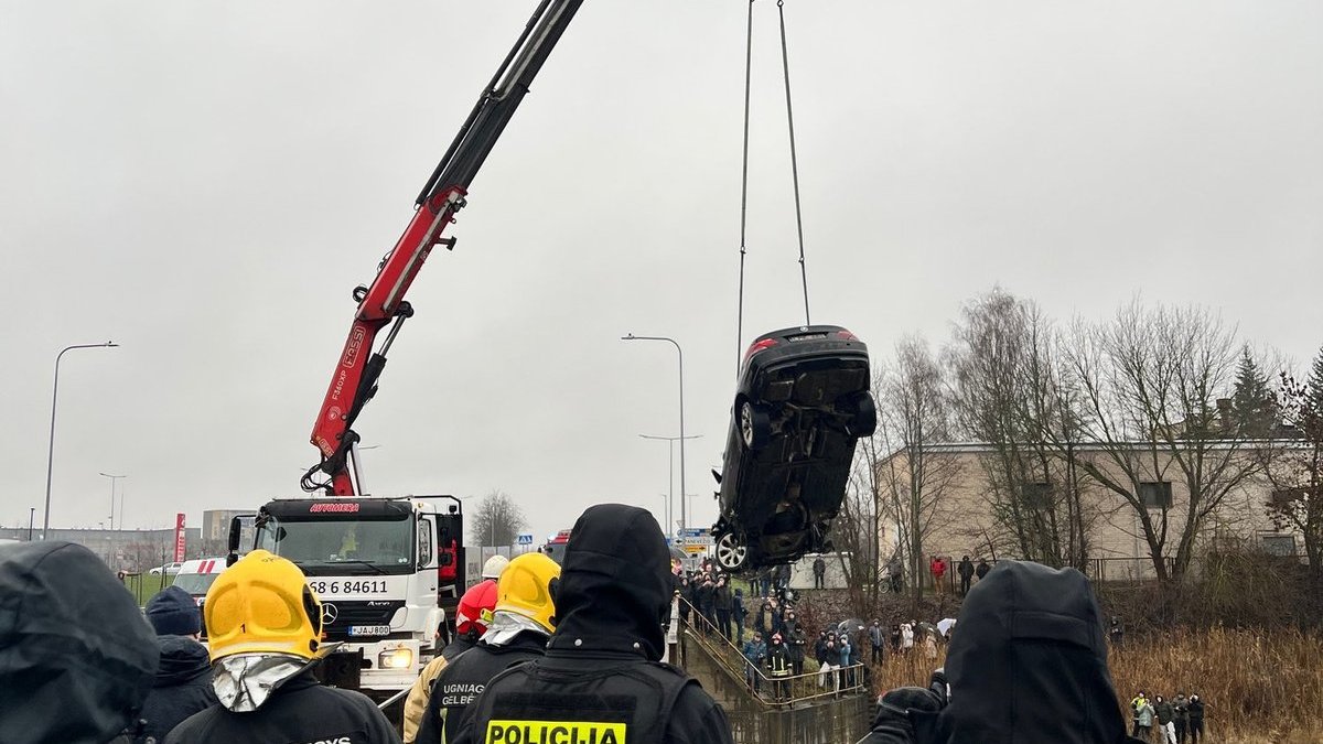 Traģēdija Panevēžā – BMW no tilta iebraucis upē, bojā gājuši trīs jauni vīrieši