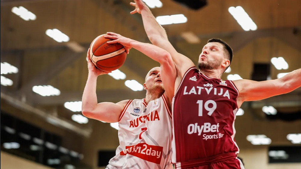 Kapteinis Lomažs un latvieši izsviedrē Austriju tālmetienu pirtī – Basketbols – Sportacentrs.com