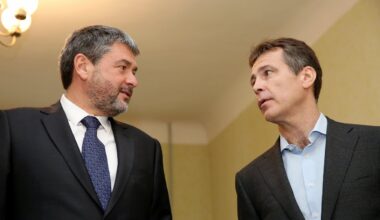 Igaunijas miljonārs uzņēmējs Oļegs Osinovskis (no kreisās) un biju&scaron;ais "Latvijas dzelzceļa&quot...