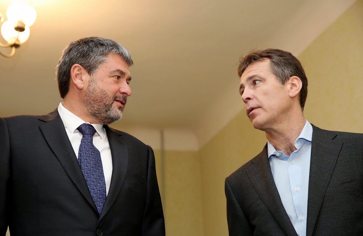 Igaunijas miljonārs uzņēmējs Oļegs Osinovskis (no kreisās) un biju&scaron;ais "Latvijas dzelzceļa&quot...