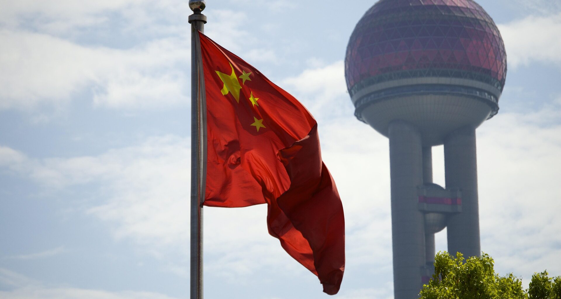 Regulatori Ķīnā ar jauniem likumiem mēģinās pārtraukt elektroauto cenu karus