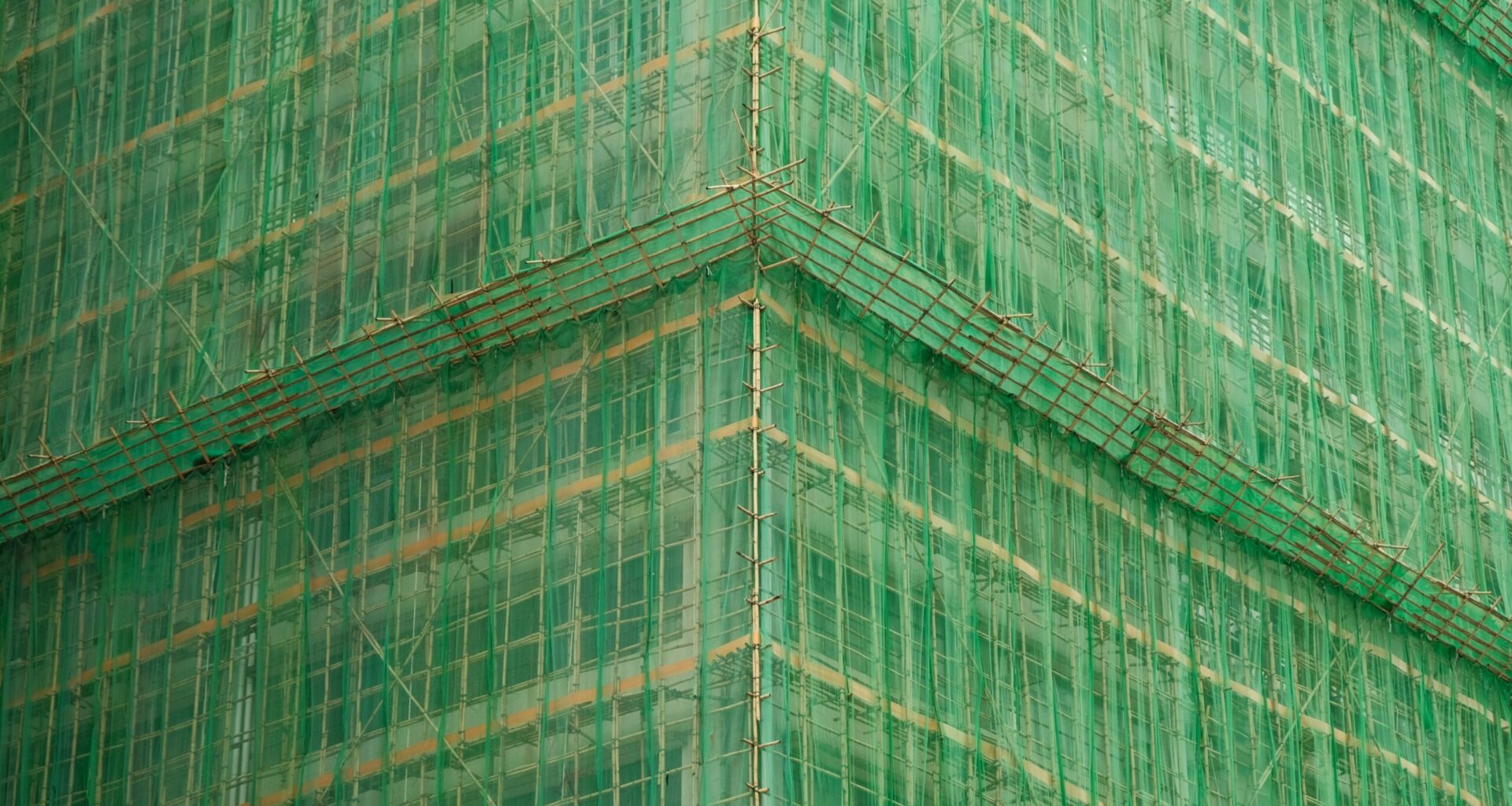 Hongkongas varas iestādes arestējušas vēl vairākas personas; turpinās ugunsgrēkā pazudušo meklēšana -