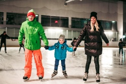 Izbaudiet svētku brīvdienas slidojot