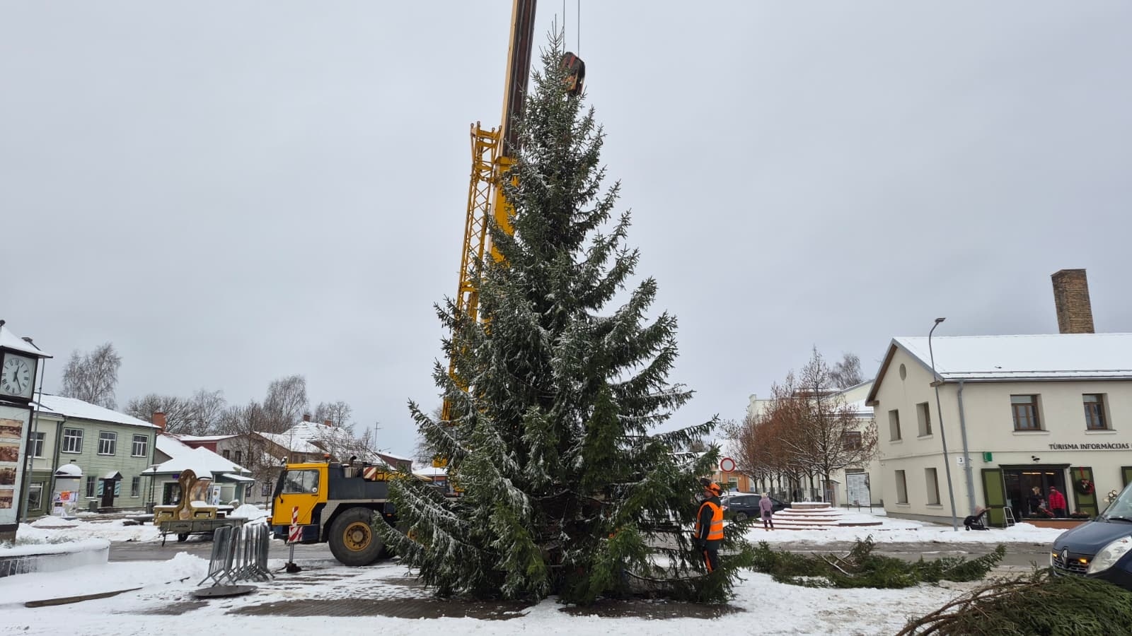 Ziemassvētku egles iedegšanas laikā Vecpilsētas laukumā slēdz satiksmi (SHĒMA) / Jēkabpils Laiks: Jēkabpils ziņas