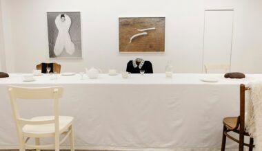 Modes dizaineres Sabīnes Skarules izstādes centrā ir "nospiedumu" metode / LR1 / / Latvijas Radio