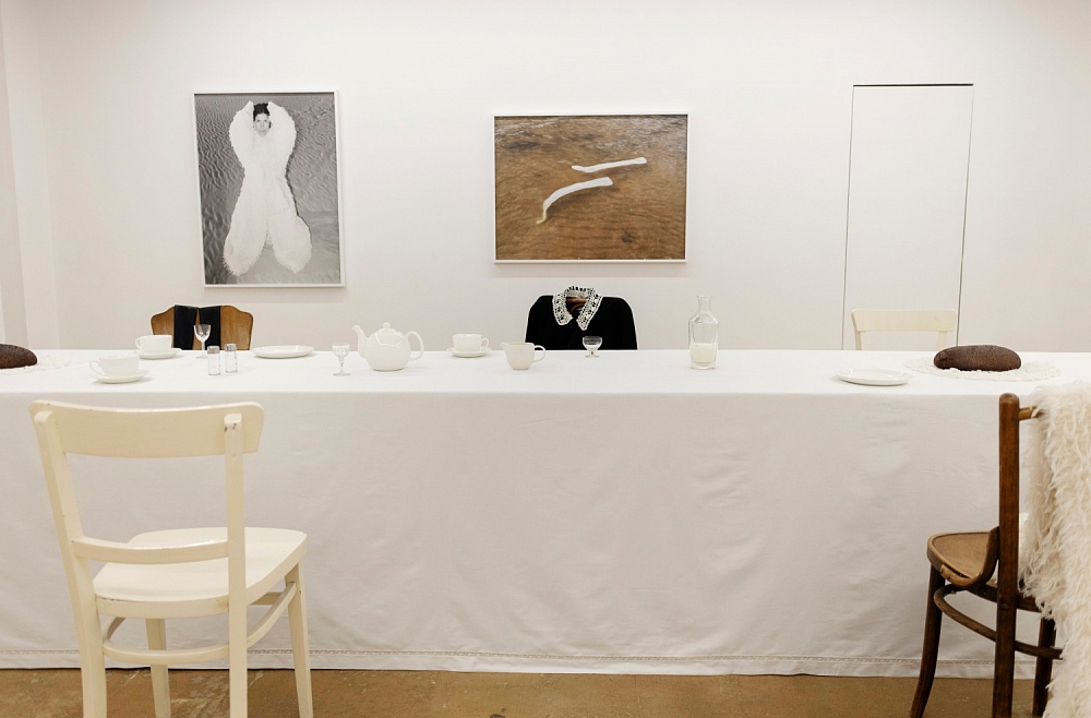 Modes dizaineres Sabīnes Skarules izstādes centrā ir "nospiedumu" metode / LR1 / / Latvijas Radio