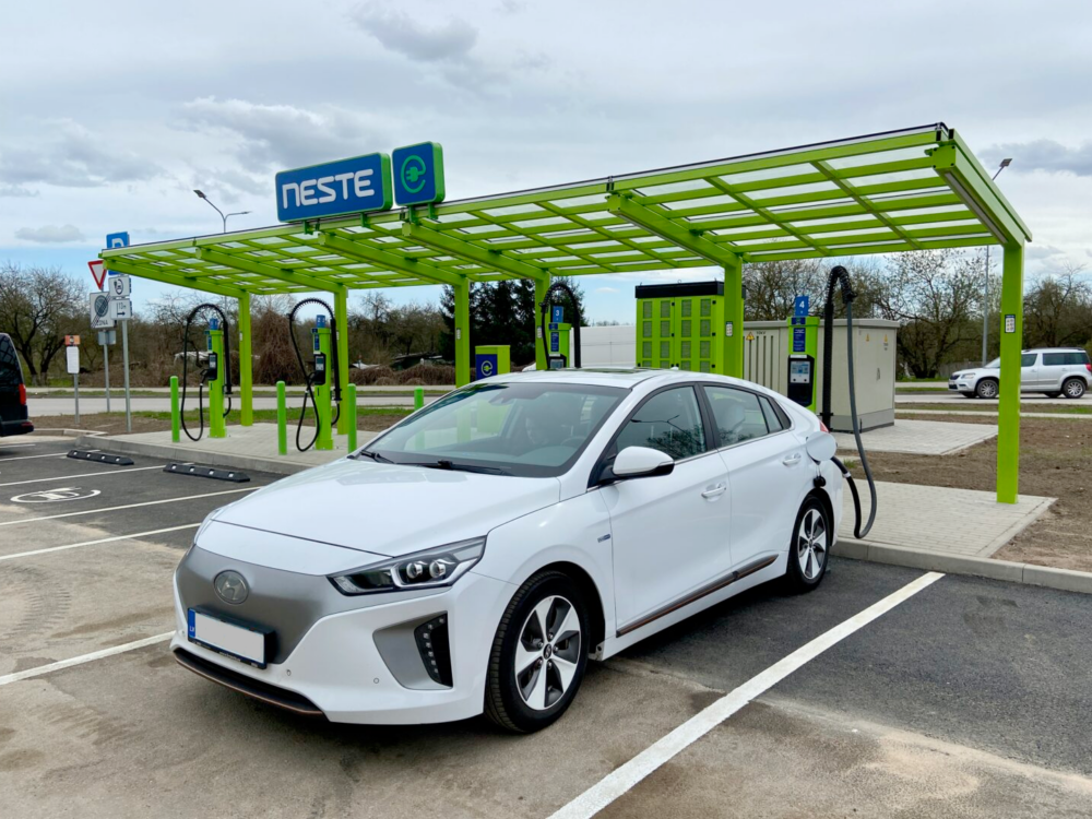 Aleluja! “Neste MY Renewable Charge” uzlādes stacijās būs pieejami norēķini ar “Mobilly” lietotni