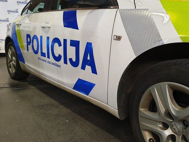 Traktora un auto sadursmes dēļ bloķēts autoceļš Liepāja-Rucava, avārijā gājis bojā vieglā auto vadītājs