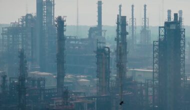 Rietumvalstis naftas cenu griestus varētu aizstāt ar aizliegumu Krievijas jūras pārvadājumu pakalpojumiem