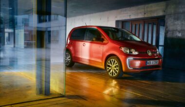 Enefit elektro uzlādes stacijā Viļņā sadeg trīs elektromobiļi