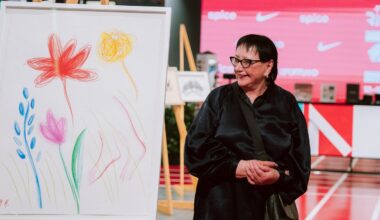 Izstādē «Ak, Dievs, cik skaisti!» zied Helēnas Heinrihsones gleznotās rozes / Raksts