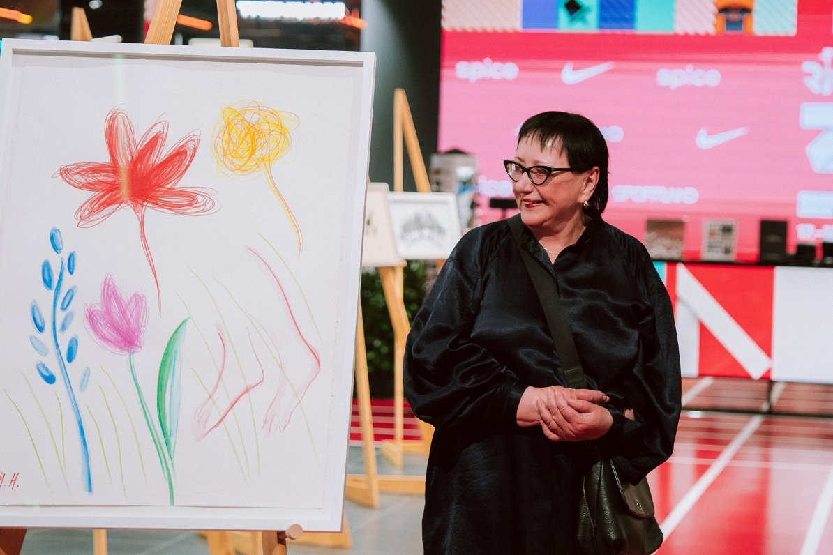 Izstādē «Ak, Dievs, cik skaisti!» zied Helēnas Heinrihsones gleznotās rozes / Raksts