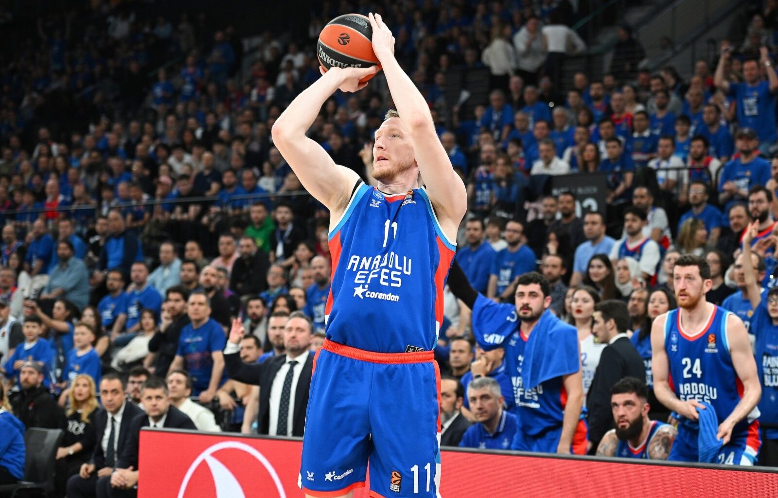 Sezonas rezultatīvākā spēle Šmita izpildījumā neglābj "Anadolu Efes" no zaudējuma Blumberga komandai