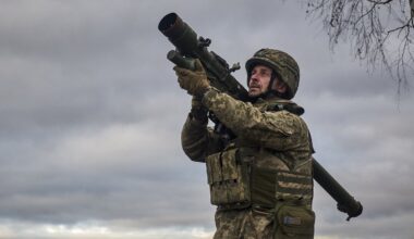 Ukraiņu karavīrs ar pretgaisa aizsardzības ieroci