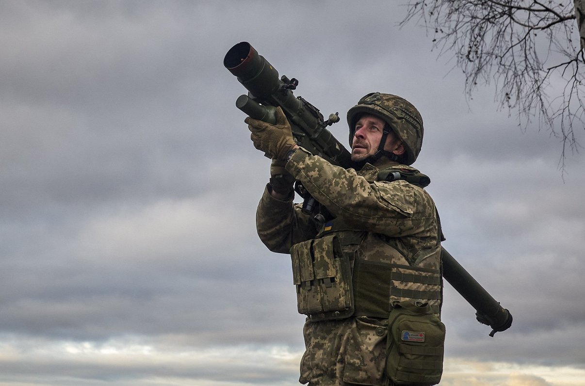 Ukraiņu karavīrs ar pretgaisa aizsardzības ieroci