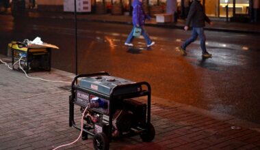 Elektrības ģeneratori pie restorāniem Kijivas centrā