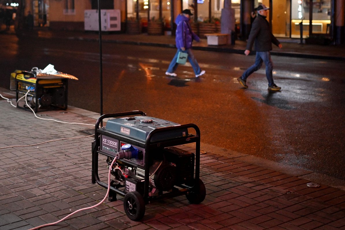 Elektrības ģeneratori pie restorāniem Kijivas centrā