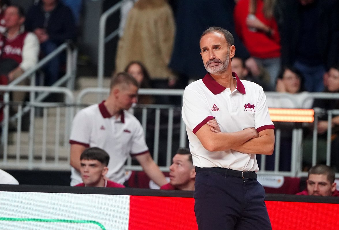 Īss sagatavošanās laiks, robi sastāvā un 1-1 bilance – basketbola izlases trenera Alonso padarītais pēc pirmajām divām spēlēm / Raksts