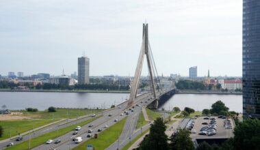 Van&scaron;u tilts pār Daugavu.