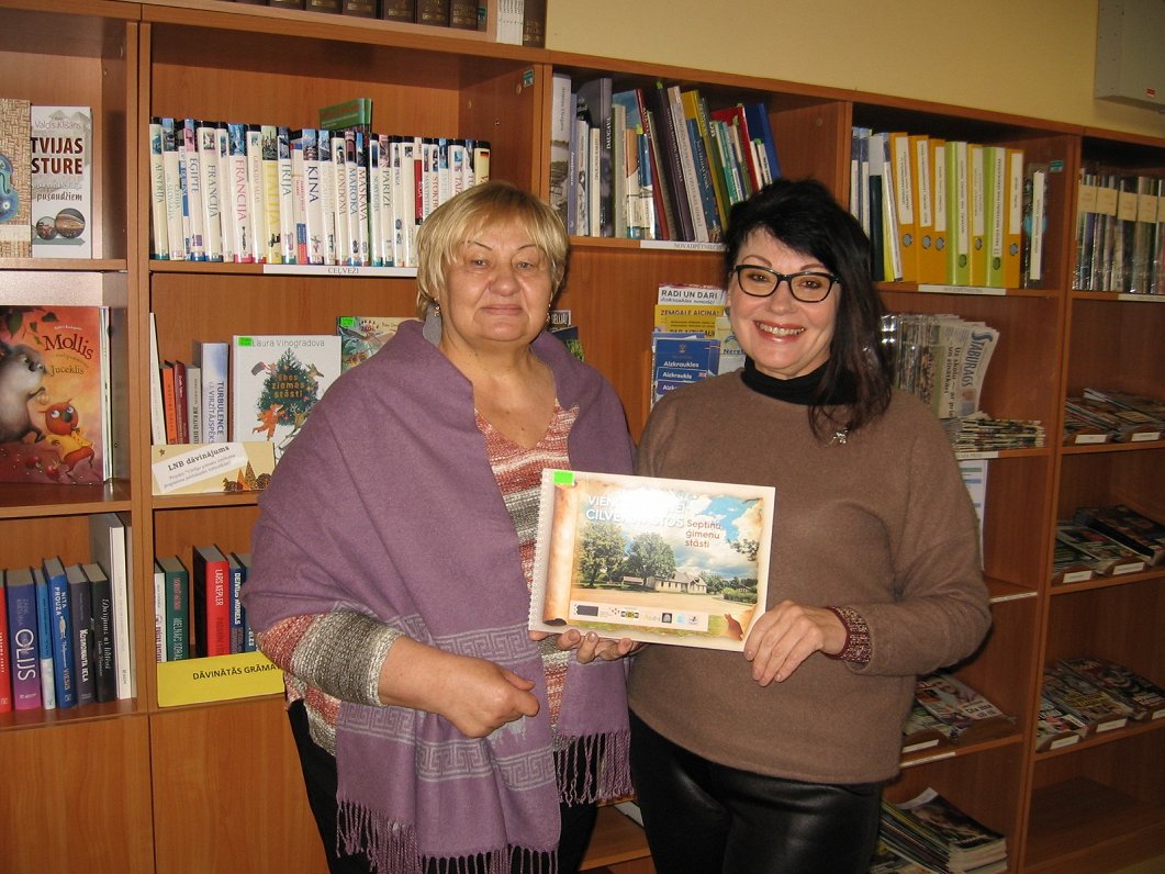 No kreisās - biedrības Sērenes ļaudis valdes priekšsēdētāja Edīte Osāne un valdes locekle un Sērenes...