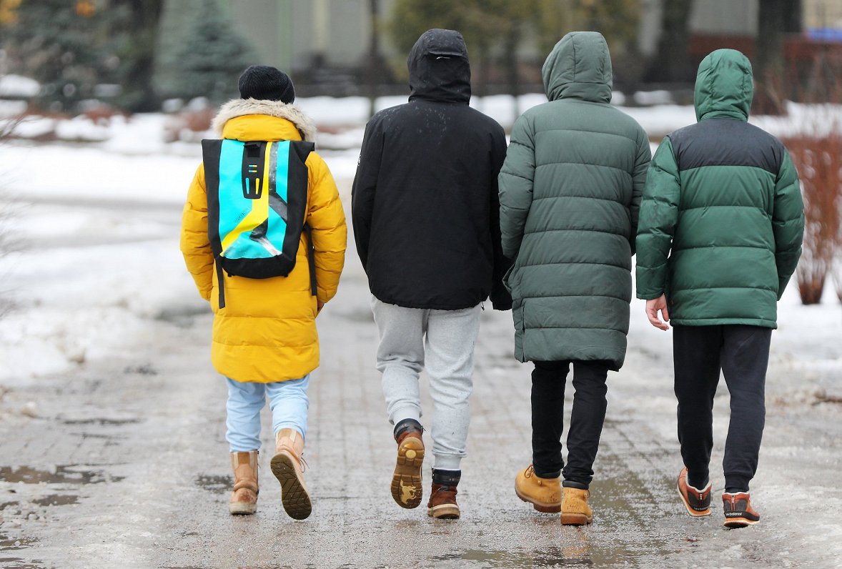 Jaunieši Vērmanes dārzā.