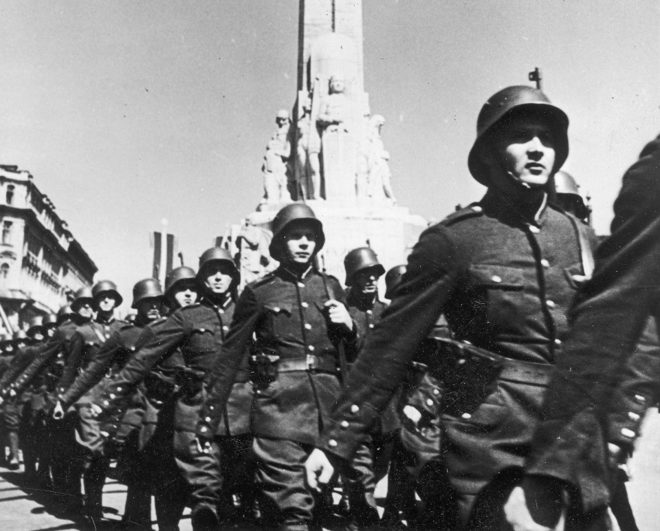 Latviešu karavīri militārajā parāde pie Brīvības pieminekļa. 1938. gada 15. maijs.