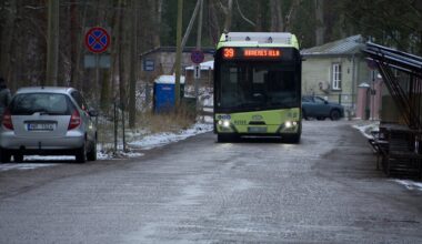 Lāčupes kapos putekļu nogulsnes uz kopiņām un haoss bēru laikā «Rīgas satiksmes» autobusu dēļ / Raksts