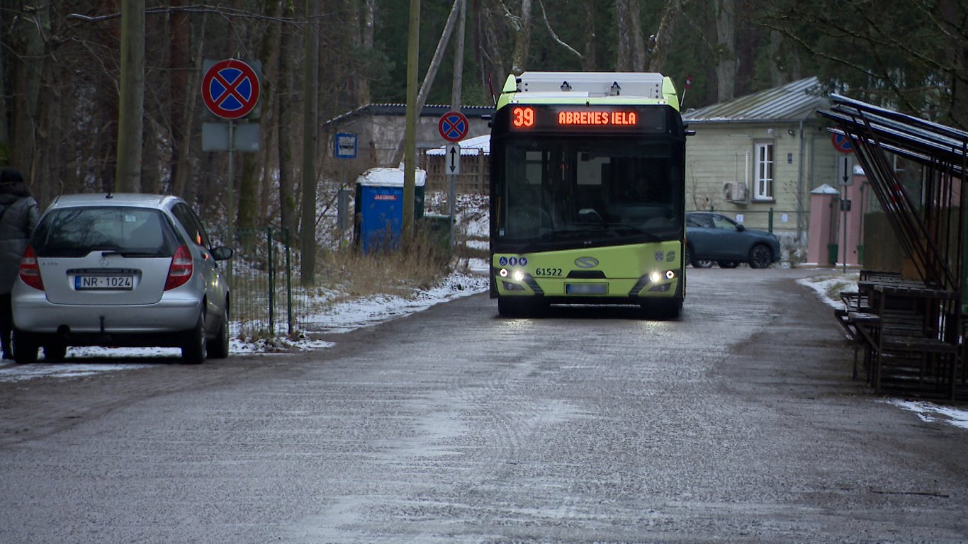 Lāčupes kapos putekļu nogulsnes uz kopiņām un haoss bēru laikā «Rīgas satiksmes» autobusu dēļ / Raksts