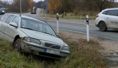 Automašīna grāvī pie Bauskas šosejas