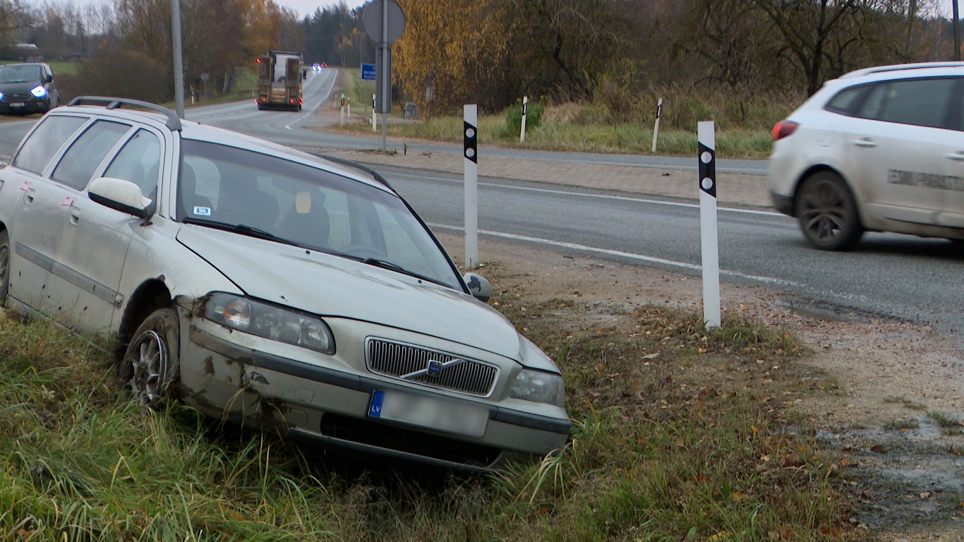 Automašīna grāvī pie Bauskas šosejas