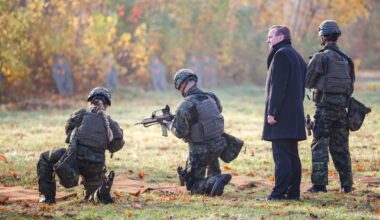 Vācijas aizsardzības ministrs Boriss Pistoriuss apmeklē karavīru apmācības