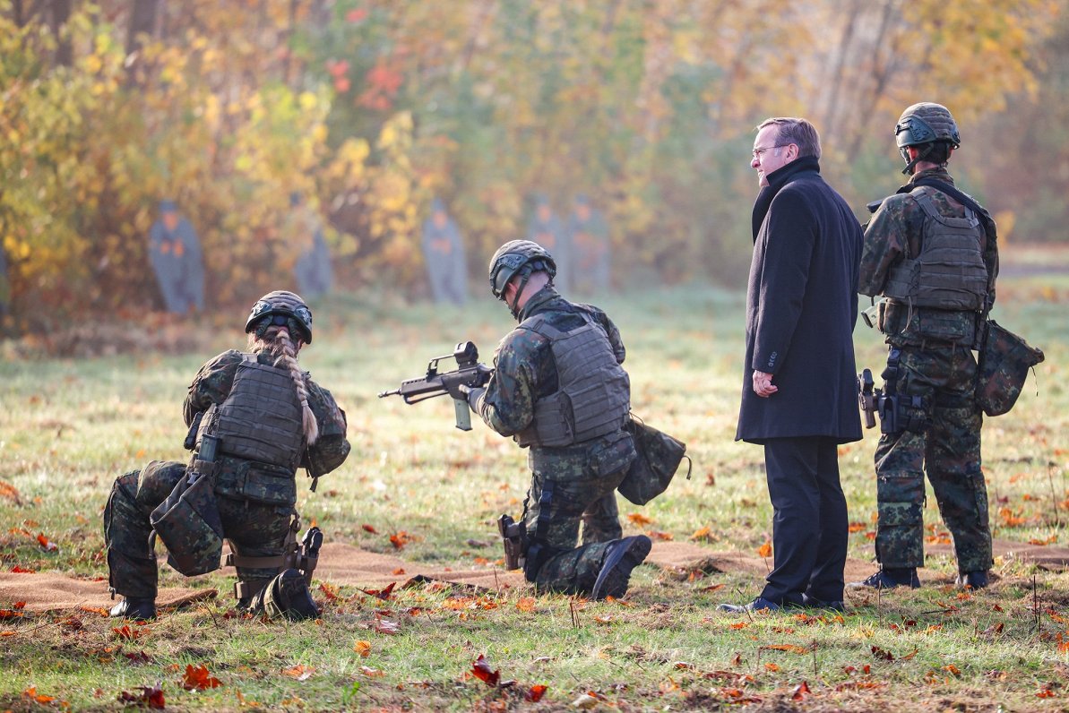 Vācijas aizsardzības ministrs Boriss Pistoriuss apmeklē karavīru apmācības