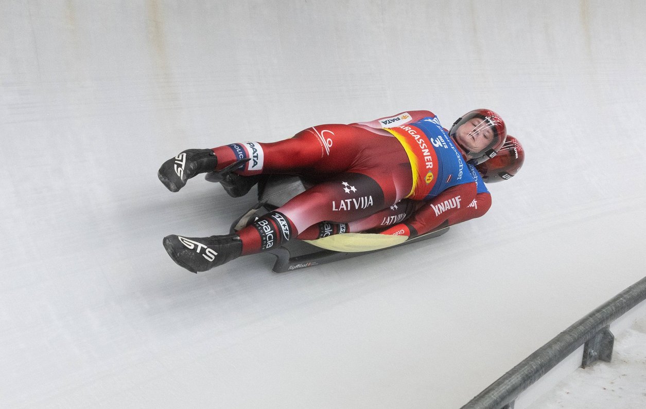 Latvijas komandai Pasaules kausa kamaniņu sportā posmā trešā vieta jaukto pāru sacensībās divniekiem / Raksts