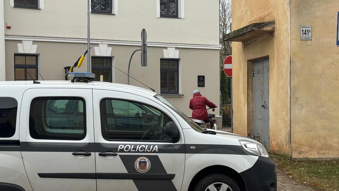 Ticamībai krāpnieki līdz ar naudu prasa pat segu un halātu – Jēkabpils pusē noziedznieku noķer / Raksts