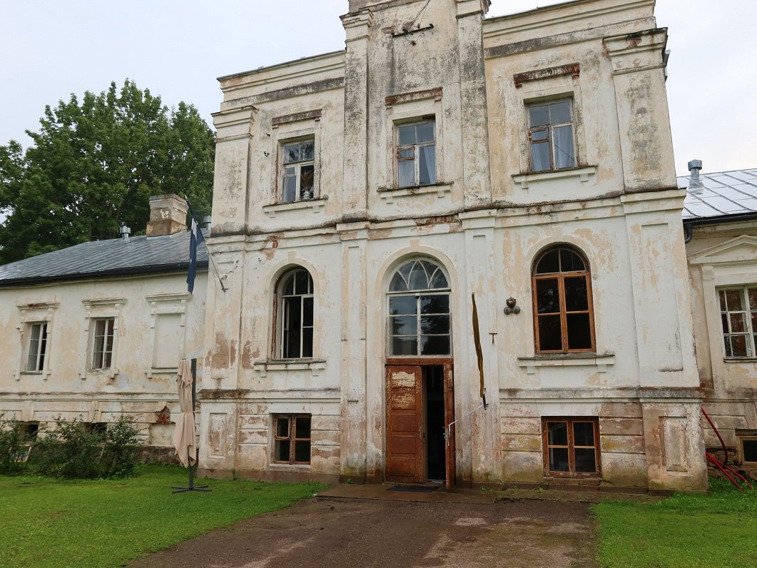 Maija un Džeimijs atjauno senu muižu Ārdavā