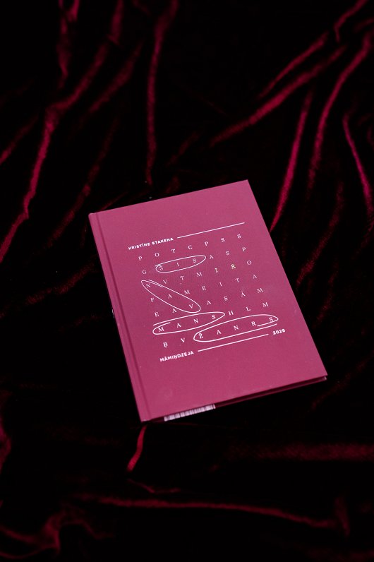 Kristīnes Stakenas grāmata "Šis nav mans žanrs. Māmiņdzeja"