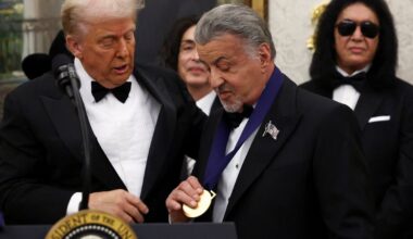 Tramps maina Kenedija centra darbību – balvas Baltajā namā pasniedz šovbiznesa zvaigznēm / Raksts