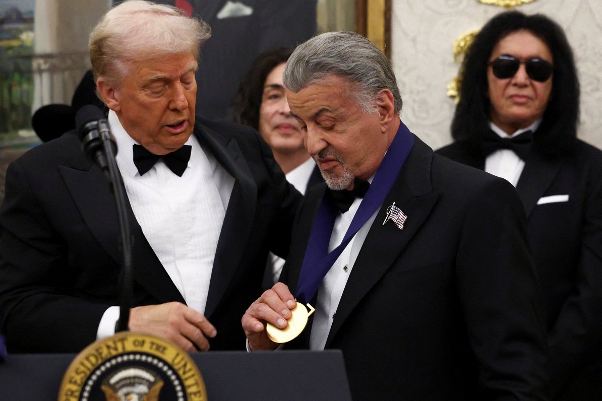 Tramps maina Kenedija centra darbību – balvas Baltajā namā pasniedz šovbiznesa zvaigznēm / Raksts