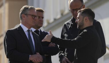 No kreisās: Lielbritānijas premjers Kīrs Stārmers, Francijas prezidents Emanuels Makrons, Vācijas ka...