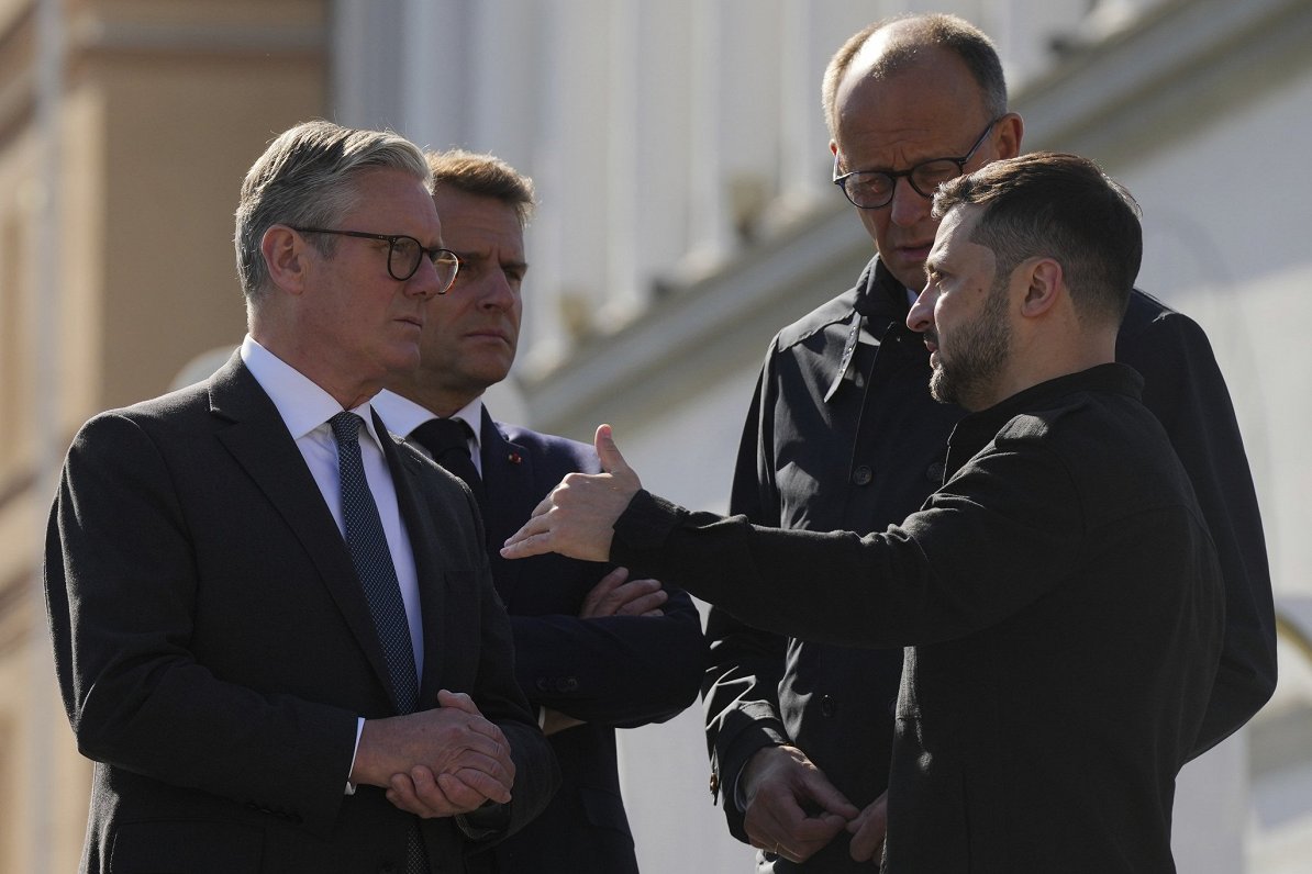 No kreisās: Lielbritānijas premjers Kīrs Stārmers, Francijas prezidents Emanuels Makrons, Vācijas ka...