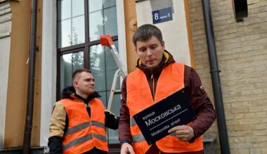 Ukrainas galvaspilsētā Kijivā strādnieki noņēmuši plāksnīti ar Maskavas ielas nosaukumu, 2022. gadā....