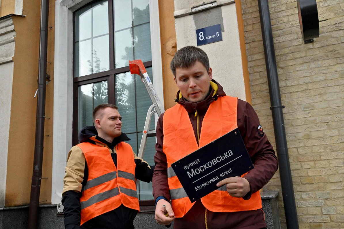 Ukrainas galvaspilsētā Kijivā strādnieki noņēmuši plāksnīti ar Maskavas ielas nosaukumu, 2022. gadā....
