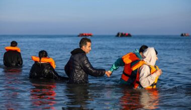 Francijas piekrastē migranti gaida iespēju šķērsot Lamanša šaurumu, lai nokļūtu Lielbritānijā