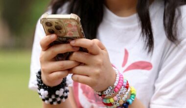 Dānijā apsver ierobežot piekļuvi sociālajiem tīkliem pusaudžiem līdz 15 gadu vecumam / Raksts