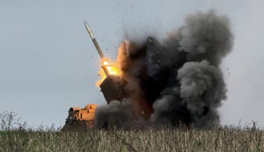 Ilustratīvs attēls: Ukrainas karavīri izšauj daudzkārtējas palaišanas raķešu sistēmu pret Krievijas...