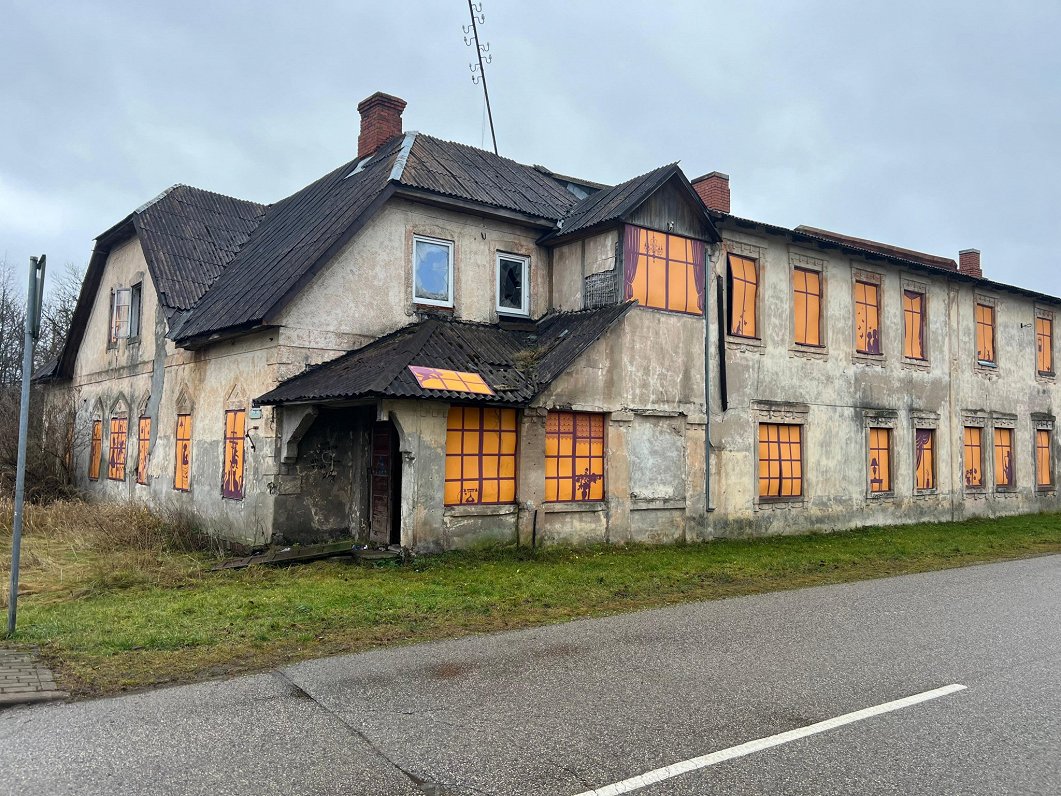 Neziņa par savulaik spozmi pieredzējuša nama nākotni Gulbenē / Raksts