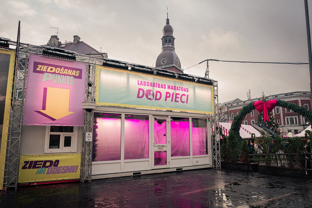 Dod pieci! stikla studija Vecrīgā, Doma laukumā.