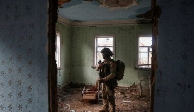 Ukraiņu karavīrs karadarbībā izpostītā namā Doneckas apgabalā