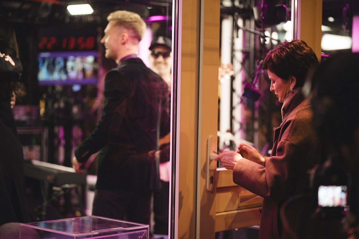 Ziedot.lv vadītāja Rūta Dimanta uz sešām diennaktīm ieslēdz dīdžejus stikla studijā.