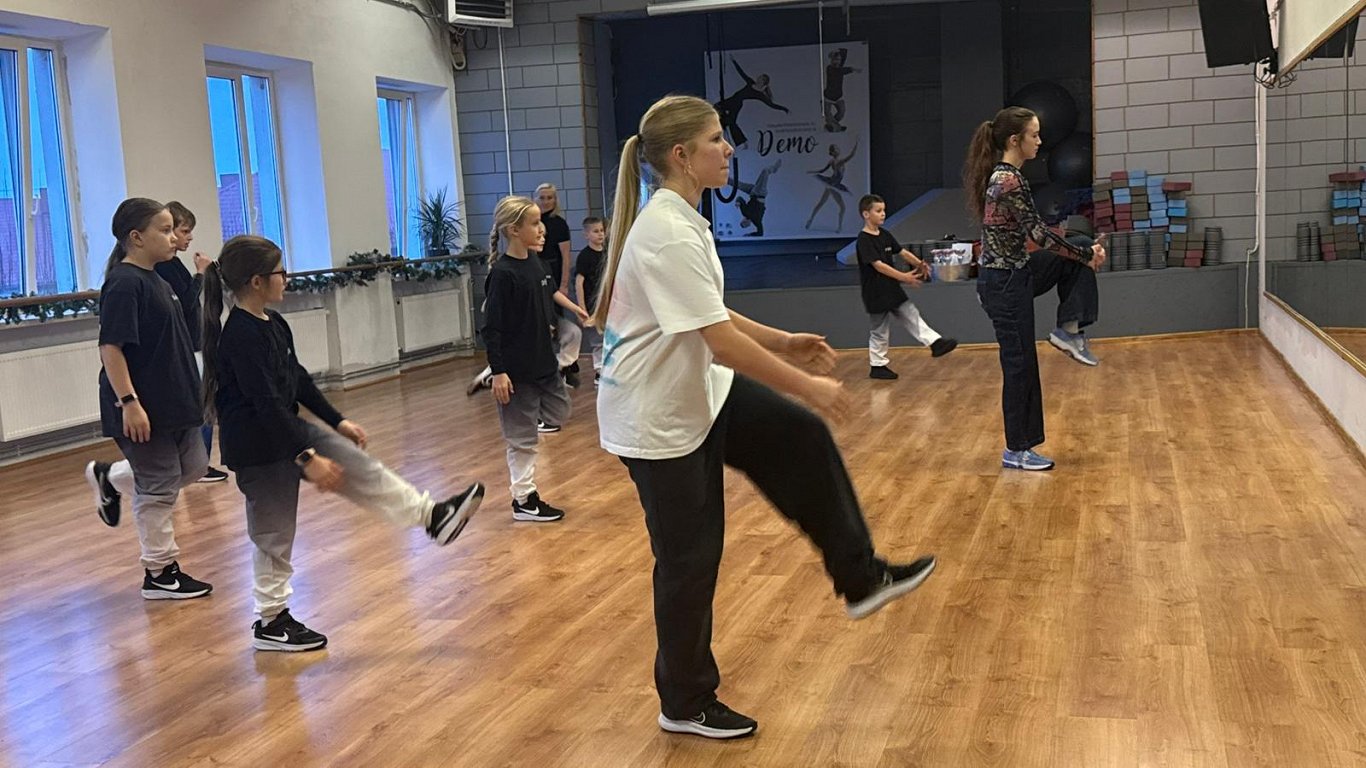 Tukuma deju studija «Demo» ziedos «Dod pieci!» dejojot / Raksts